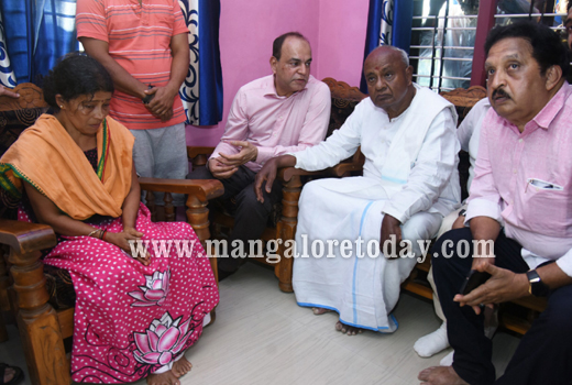 National President of JD(S) and former prime minister H D Deve Gowda has on January 21, Sunday  visited the residences of Deepak Rao of Katipalla and Abdul Basheer of Akashbhavan